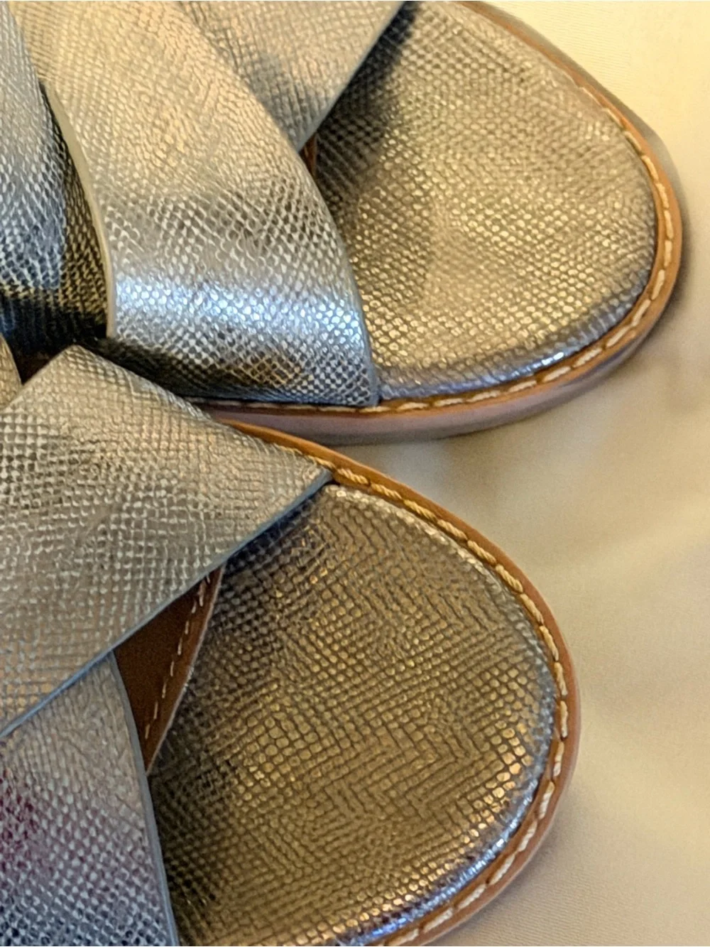 Eurosoft by Sofft Women’s Metallic Silver Criss Cross Comfort Sandals 8.5 NWOT